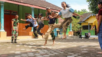 Satgas TMMD ke-127 Ajak Anak-Anak Main Permainan Tradisional di Puncu