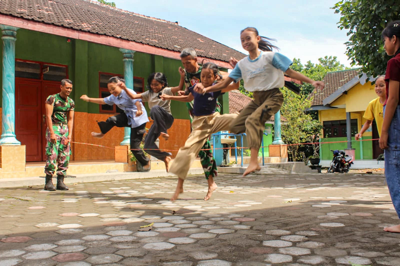 Satgas TMMD ke-127 Ajak Anak-Anak Main Permainan Tradisional di Puncu