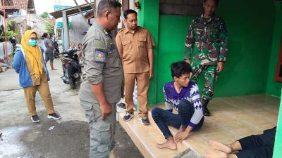 Satpol PP Kabupaten Kediri Evakuasi ODGJ Mengamuk dan Bawa Senjata Tajam