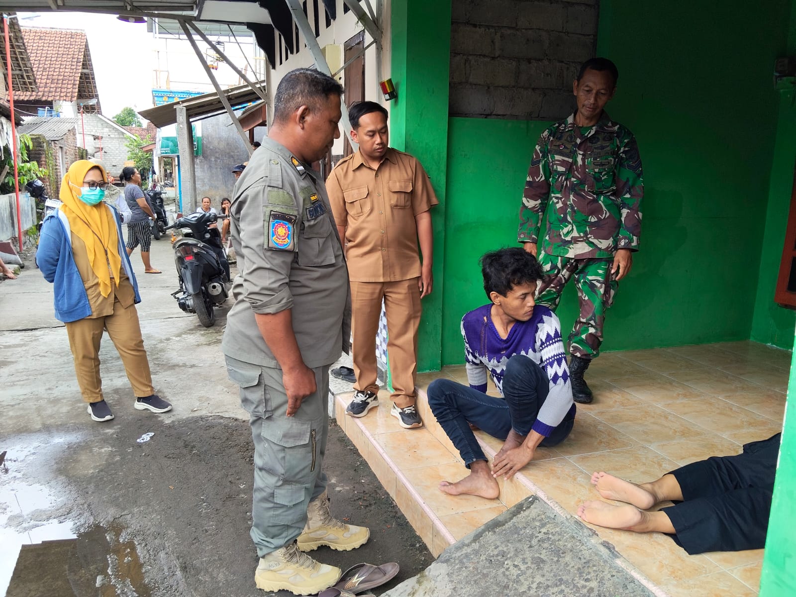 Satpol PP Kabupaten Kediri Evakuasi ODGJ Mengamuk dan Bawa Senjata Tajam
