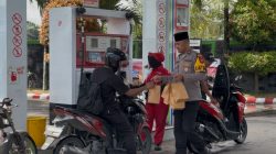 Patroli Sambil Berbagi Takjil, Polsek Kandat Pererat Silaturahmi dengan Warga