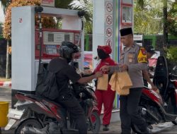 Patroli Sambil Berbagi Takjil, Polsek Kandat Pererat Silaturahmi dengan Warga