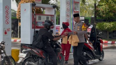 Patroli Sambil Berbagi Takjil, Polsek Kandat Pererat Silaturahmi dengan Warga
