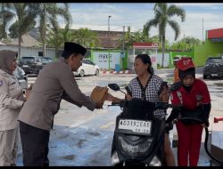 Polsek Kandat Bagikan Takjil dan Sampaikan Pesan Kamtibmas kepada Masyarakat