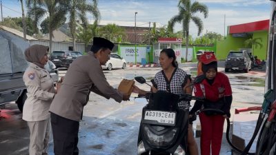 Polsek Kandat Bagikan Takjil dan Sampaikan Pesan Kamtibmas kepada Masyarakat