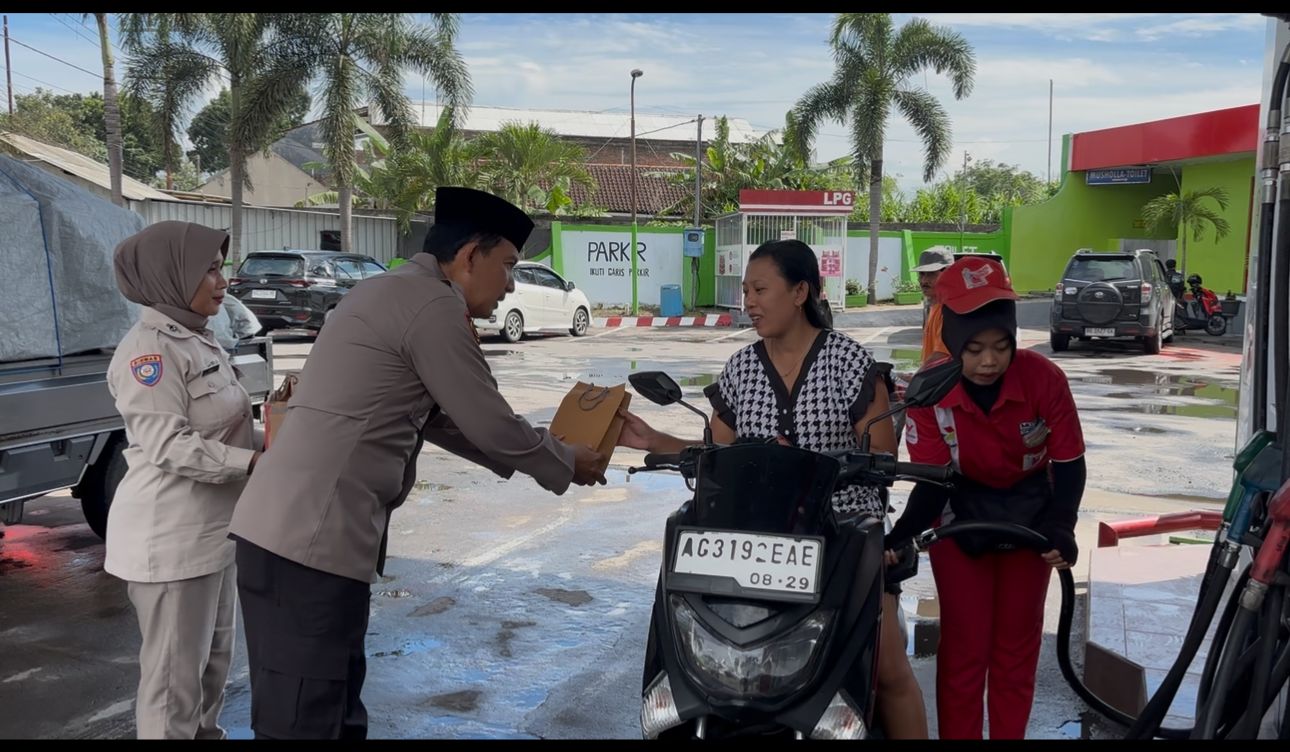 Polsek Kandat Bagikan Takjil dan Sampaikan Pesan Kamtibmas kepada Masyarakat