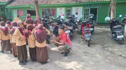 Kedekatan Satgas TMMD Kodim Kediri dan Siswa Warnai Aktivitas di SDN Gadungan 4