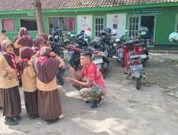 Kedekatan Satgas TMMD Kodim Kediri dan Siswa Warnai Aktivitas di SDN Gadungan 4