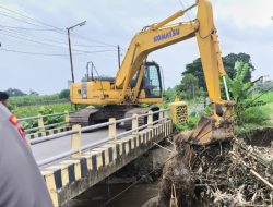 Dinas PU dan Tata Ruang Kabupaten Kediri Normalisasi Sekaligus Bersihkan Sampah yang Hambat Aliran Sungai