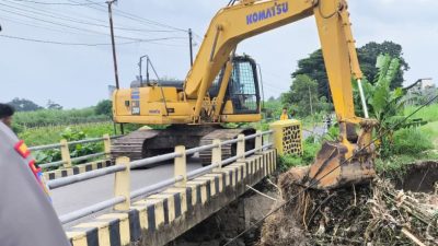 Normalisasi Sekaligus Bersihkan Sampah yang Hambat Aliran Sungai