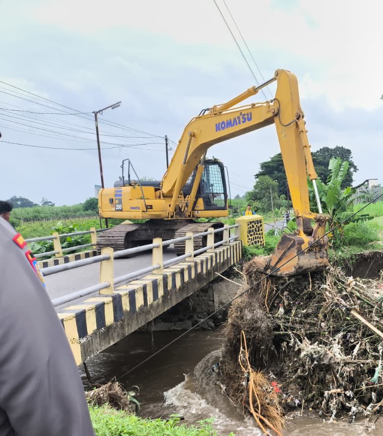 Normalisasi Sekaligus Bersihkan Sampah yang Hambat Aliran Sungai