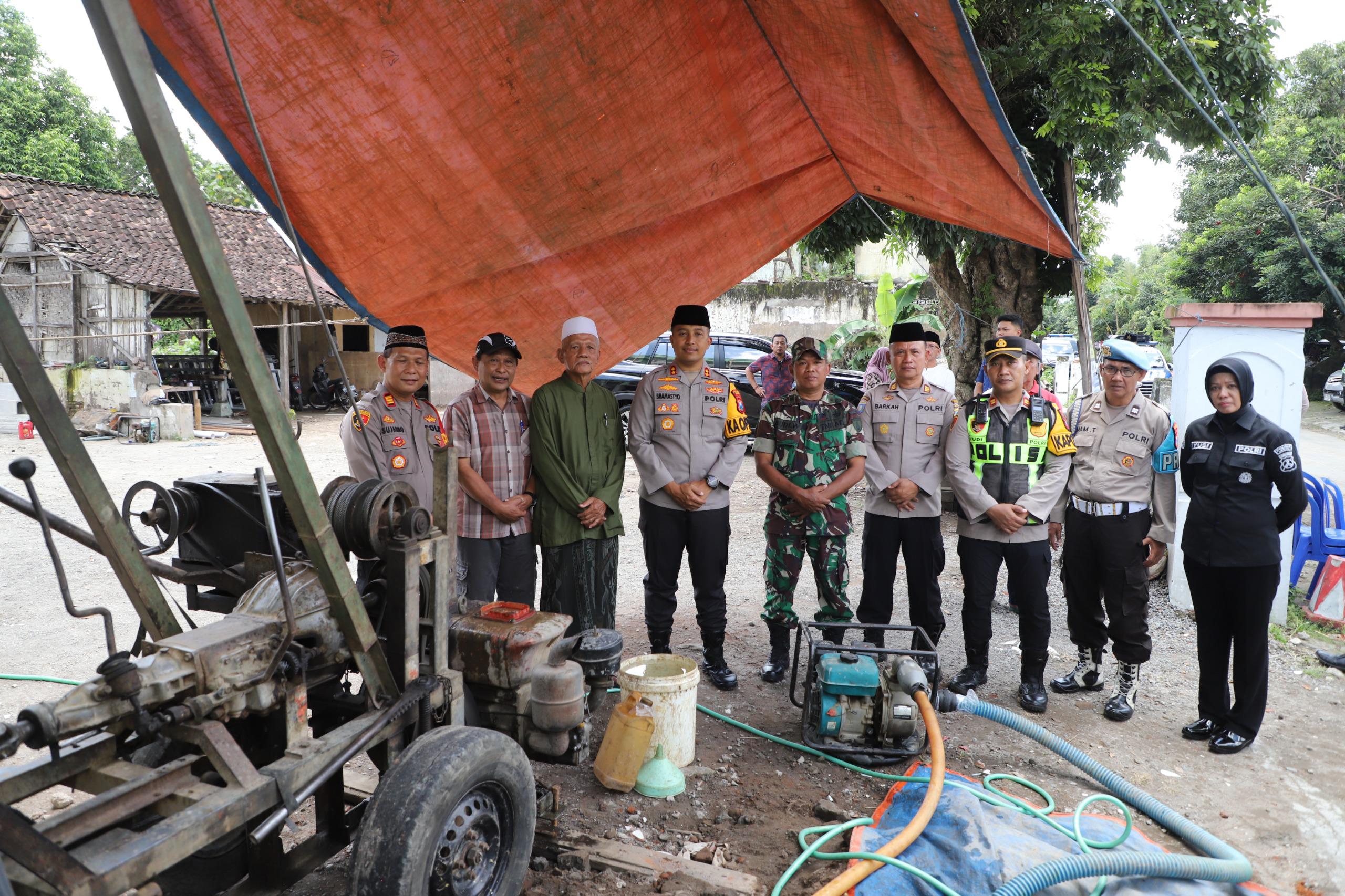 Bantuan Sumur Bor Polres Kediri Disambut Antusias Warga Gurah