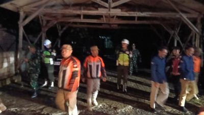 Petugas Gabungan Razia Tempat Hiburan di Barat Sungai