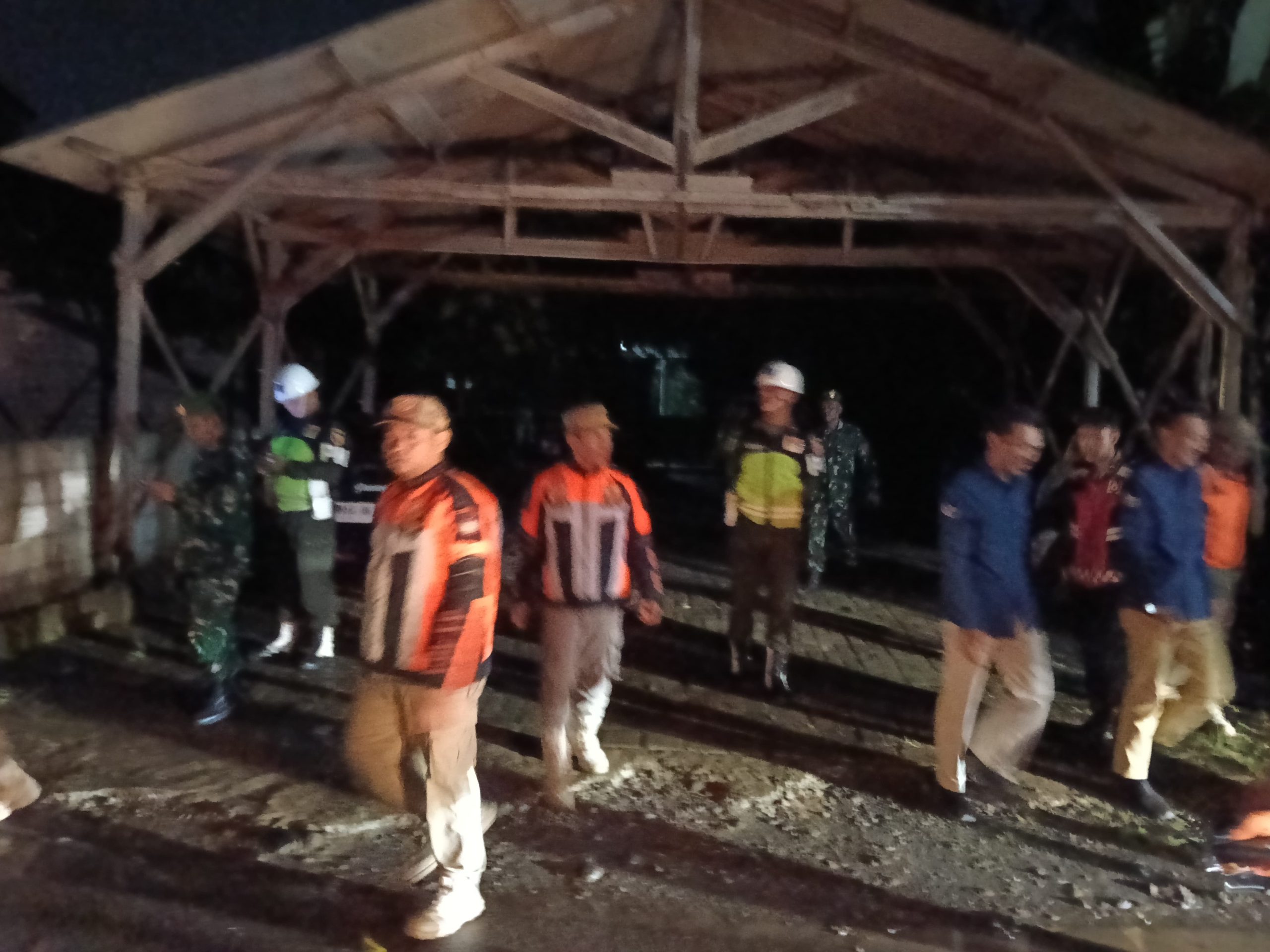 Petugas Gabungan Razia Tempat Hiburan di Barat Sungai