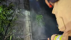 Diduga Konslet, Tiang Listrik Terbakar di Plemahan Kediri