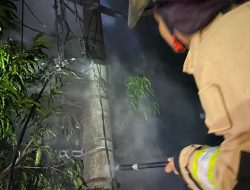 Diduga Korslet, Tiang Listrik Terbakar di Plemahan Kediri