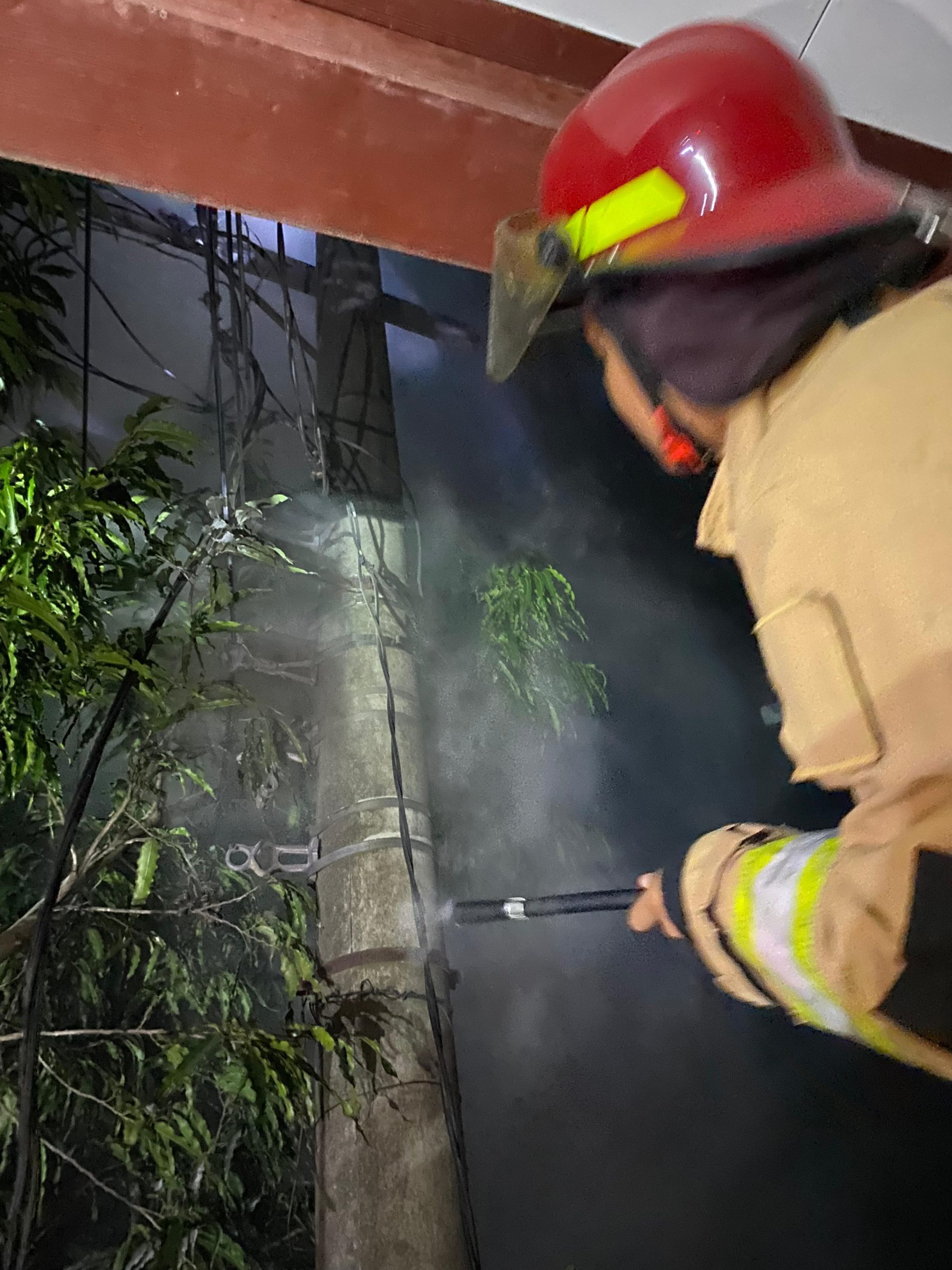 Diduga Konslet, Tiang Listrik Terbakar di Plemahan Kediri