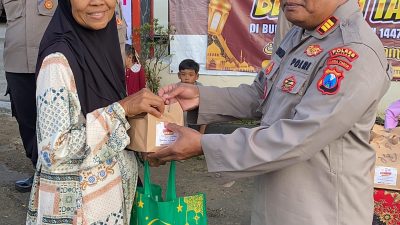 Polisi Bagikan Takjil, Pererat Silaturahmi dengan Warga