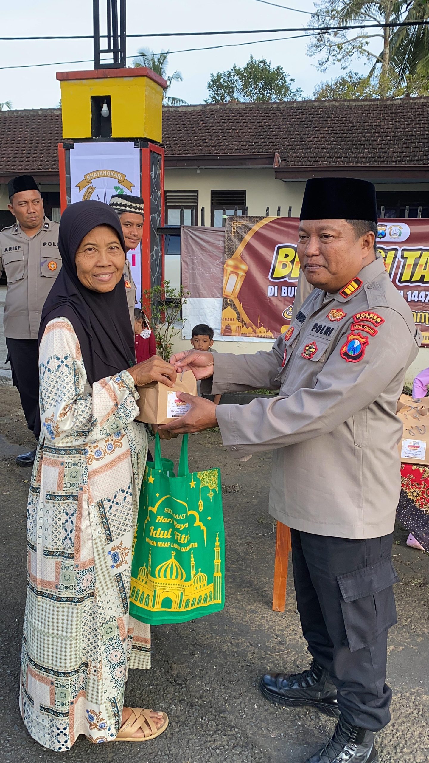 Polisi Bagikan Takjil, Pererat Silaturahmi dengan Warga