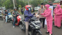 Bhayangkari Polsek Selorejo Kompak Bagikan Takjil kepada Pengguna Jalan