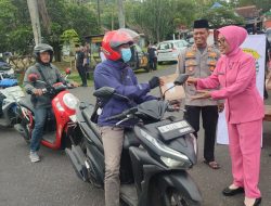 Bhayangkari Polsek Selorejo Kompak Bagikan Takjil kepada Pengguna Jalan