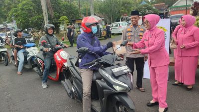 Bhayangkari Polsek Selorejo Kompak Bagikan Takjil kepada Pengguna Jalan