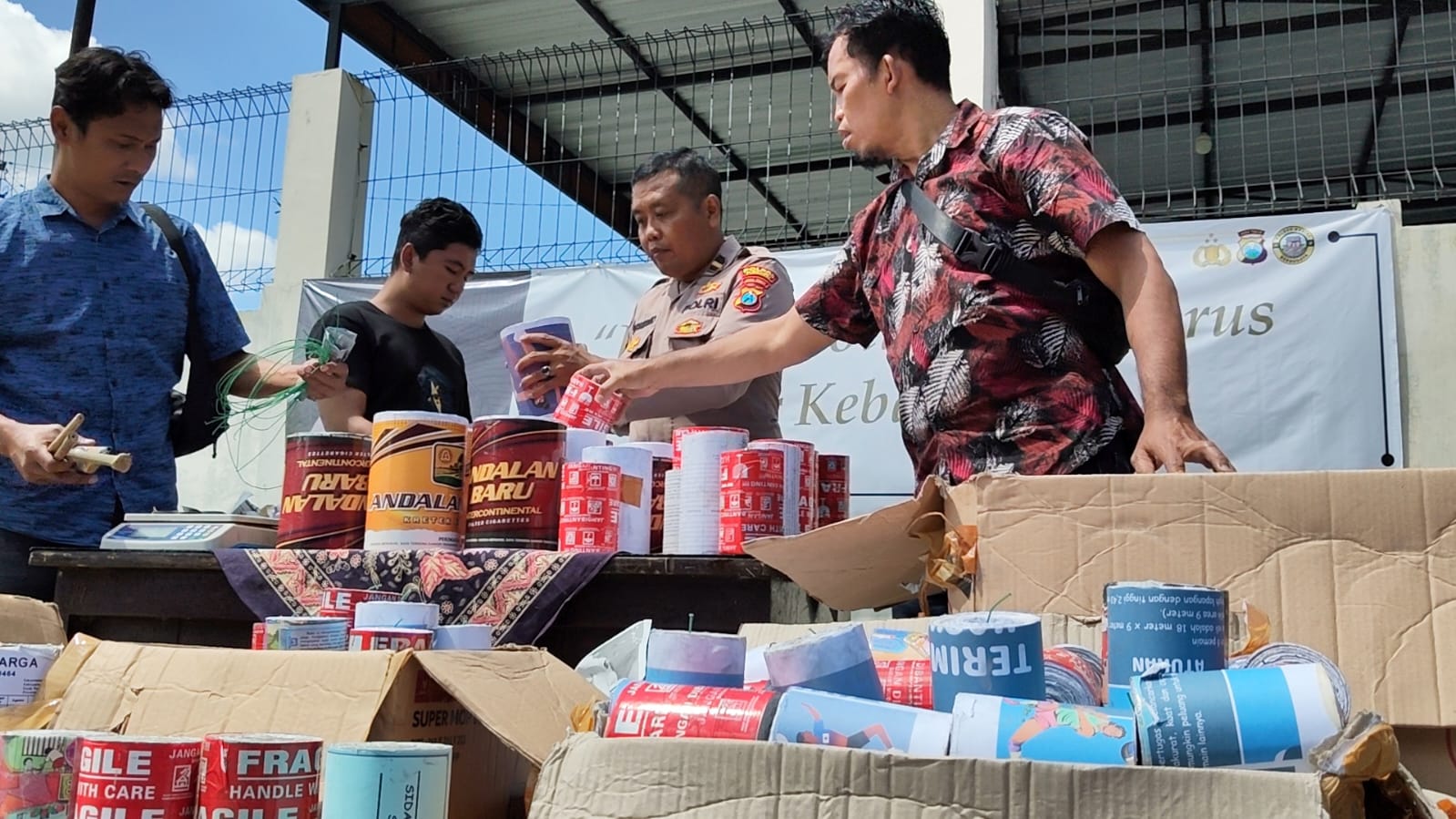 Berawal dari Live TikTok, Polisi Amankan Ratusan Petasan di Wates Kediri