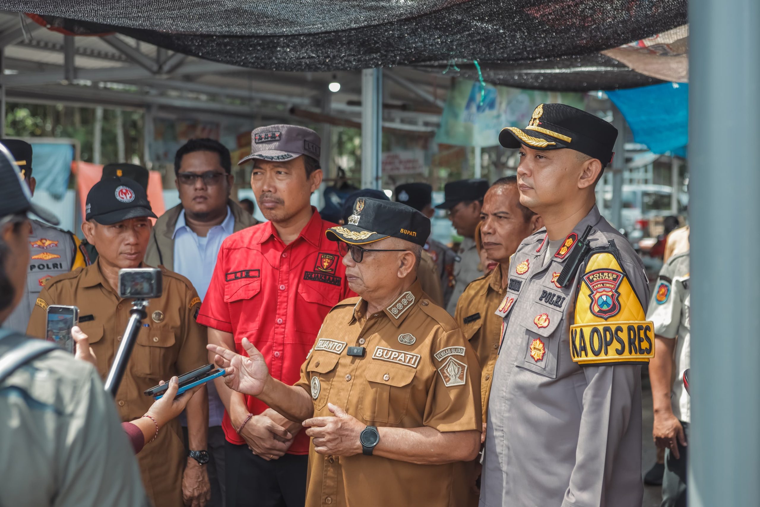 Kapolres dan Bupati Blitar Monitoring Pasar dan Pos Pengamanan, Pastikan Stok Bahan Pokok Aman