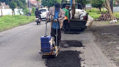Jelang Mudik Lebaran, Pemkab Ponorogo Percepat Tambal Jalan Berlubang