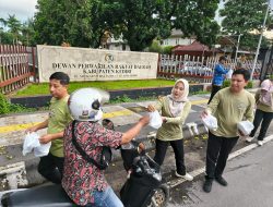 Berbagi Berkah, Sekretariat DPRD Kabupaten Kediri Bagikan Takjil