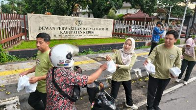 Berbagi Berkah, Sekretariat DPRD Kabupaten Kediri Bagikan Takjil