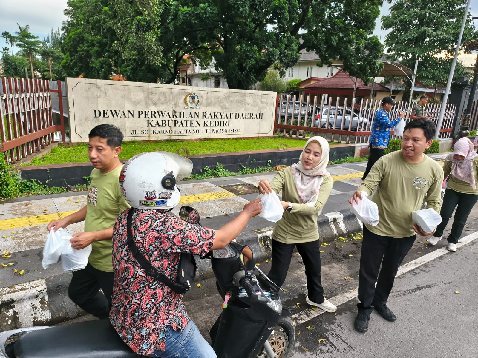 Berbagi Berkah, Sekretariat DPRD Kabupaten Kediri Bagikan Takjil