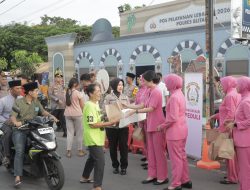 Kapolres Blitar Bersama Bhayangkari Bagikan Takjil, Pererat Kepedulian Sosial di Bulan Ramadan