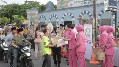 Kapolres Blitar Bersama Bhayangkari Bagikan Takjil, Pererat Kepedulian Sosial di Bulan Ramadan