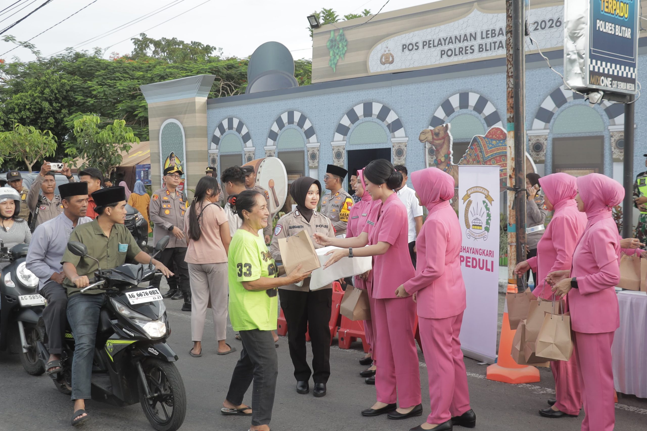 Kapolres Blitar Bersama Bhayangkari Bagikan Takjil, Pererat Kepedulian Sosial di Bulan Ramadan