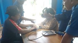 Jari Terjepit Cincin, Petugas Damkar Pare Lakukan Evakuasi