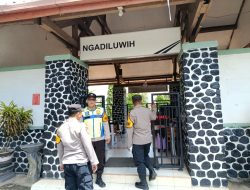 Polisi Pantau Arus Balik di Stasiun Ngadiluwih, Imbau Penumpang Jaga Keamanan