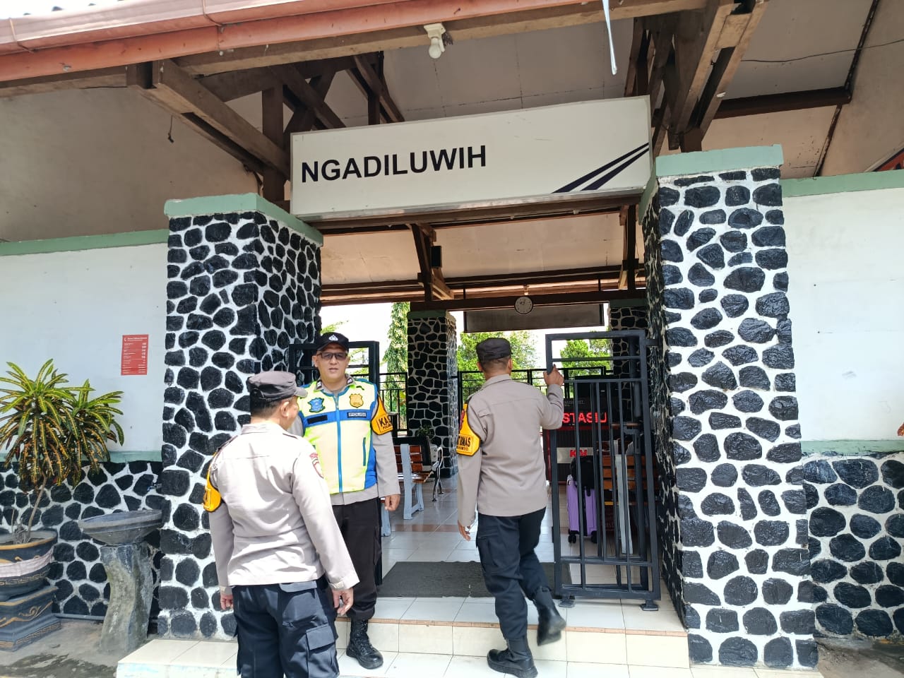 Polisi Pantau Arus Balik di Stasiun Ngadiluwih, Imbau Penumpang Jaga Keamanan
