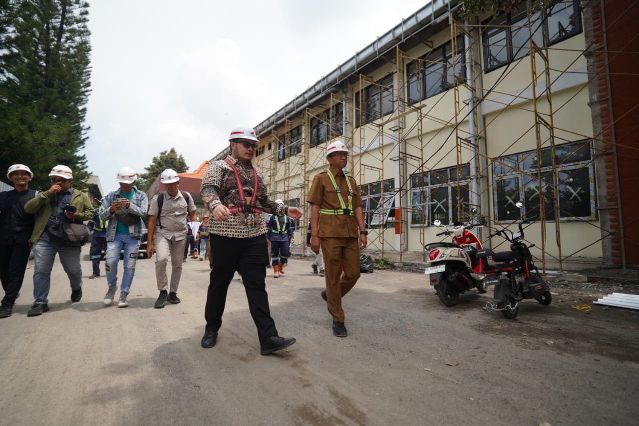 Mas Dhito Tinjau Progres Rehabilitasi Gedung Pemkab Kediri