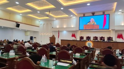 Plt. Bupati Ponorogo Lisdyarita saat membacakan LKPJ dalam rapat paripurna