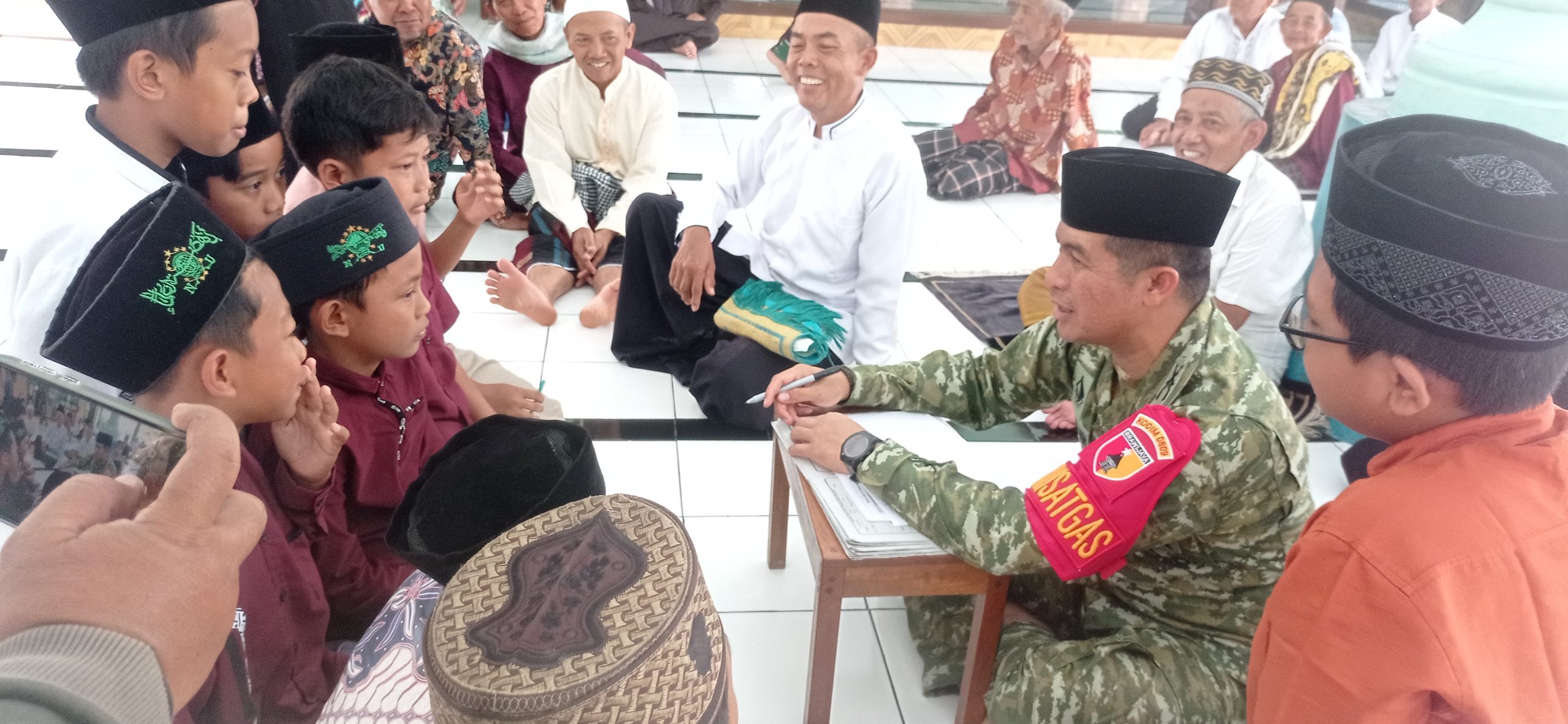 Keakraban Anak-Anak Desa Gadungan dengan Dan Satgas TMMD ke-127