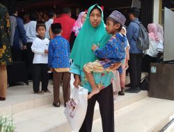 Berkah Ramadan, Ibu Tunggal di Nganjuk Terima Sembako dan Angpao dari Bupati