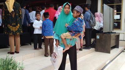 Berkah Ramadan, Ibu Tunggal di Nganjuk Terima Sembako dan Angpao dari Bupati