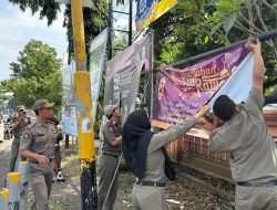 Puluhan Banner dan Baliho Tak Berizin di Ponorogo Dibredel Satpol PP
