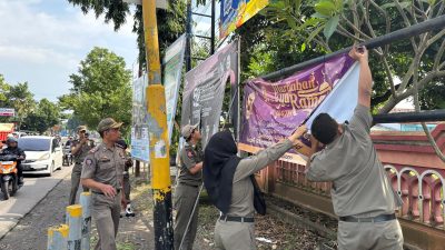 Puluhan Banner dan Baliho Tak Berizin di Ponorogo Dibredel Satpol PP