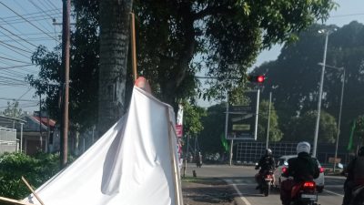 Jelang Lebaran, Waspada Baliho Tumbang Saat Hujan dan Angin Kencang