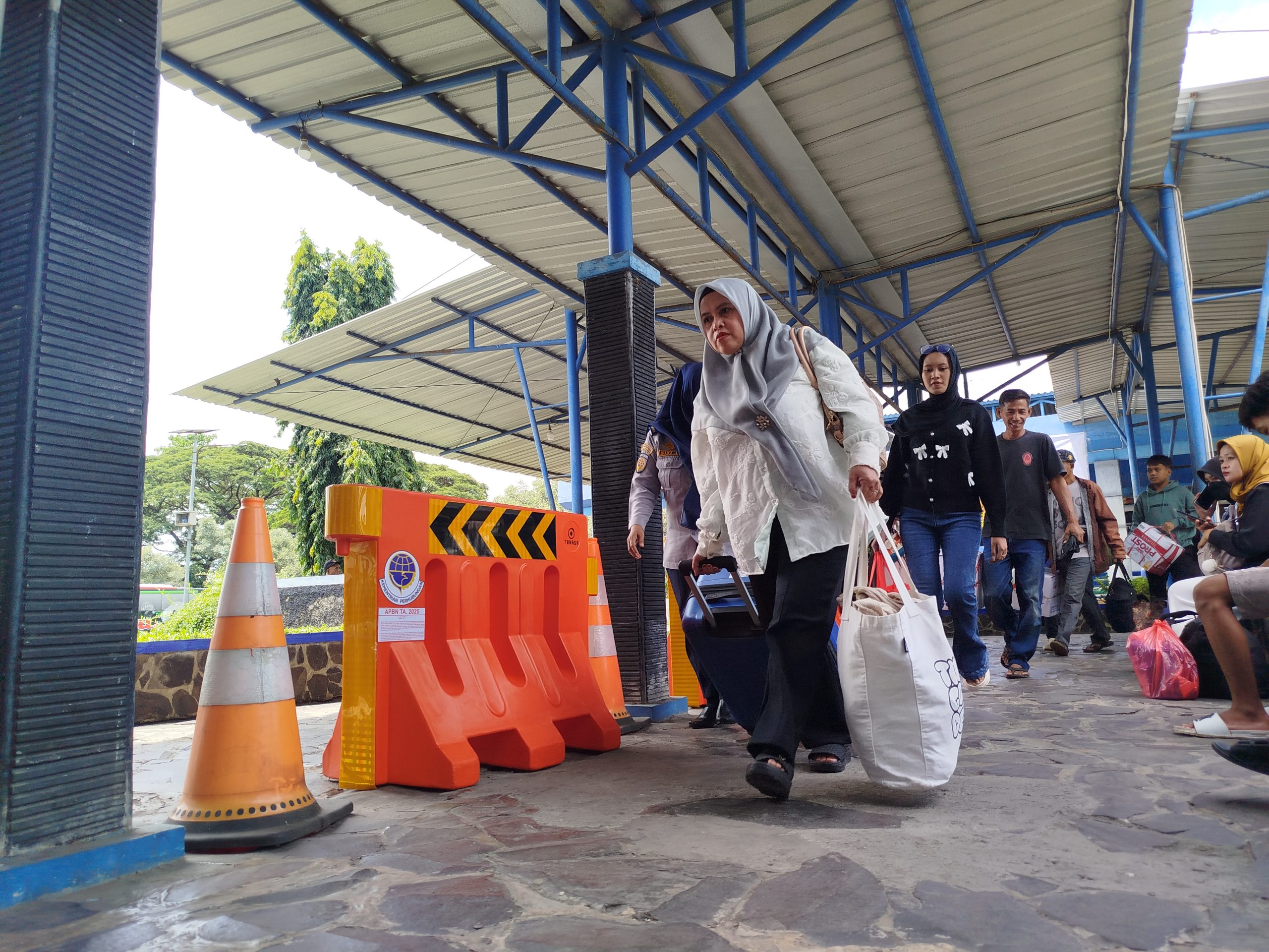 Pemudik Mulai Tiba di Terminal Seloaji Ponorogo, Diprediksi Meningkat Hingga Malam Hari