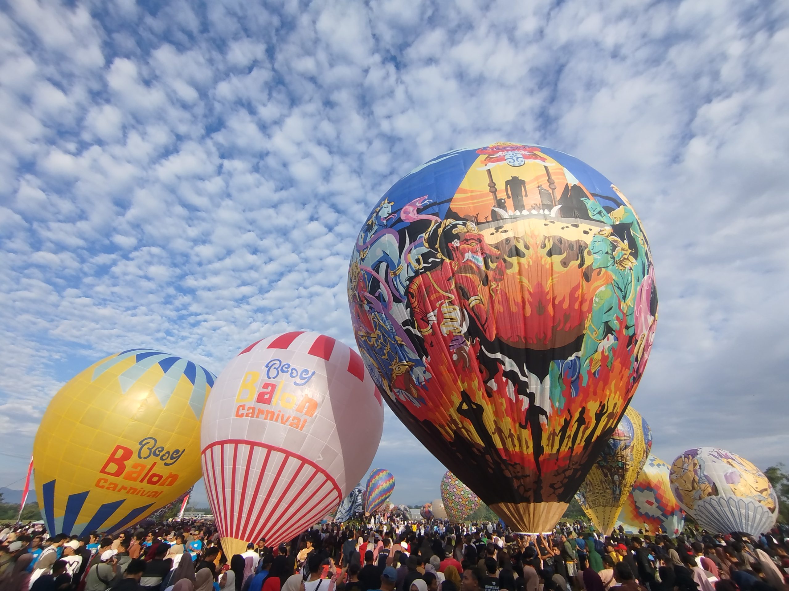 Reog Balon Carnival 2026 Meriah, Puluhan Balon Hiasi Langit Ponorogo