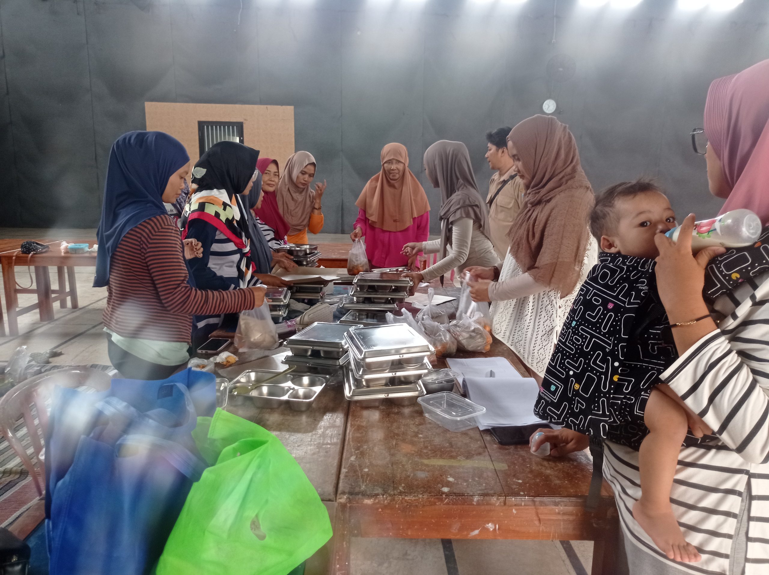 Ibu Hamil, Menyusui, dan Balita di Ngadiluwih Terima Program Makanan Bergizi Gratis
