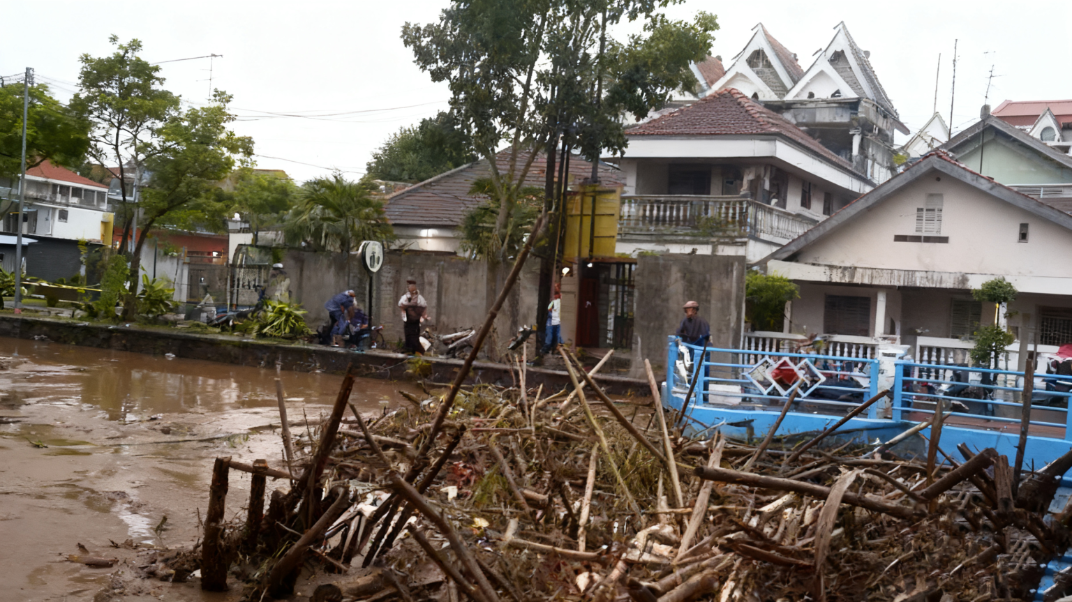 Sungai Tanjungrejo Meluap, Pintu Air Tersumbat Ranting dan Bambu